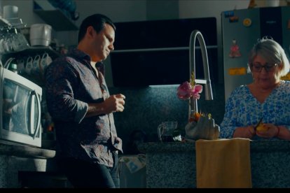 Christian Maquilón y Dorita en una escena de la película 'Víctor presidente' estrenada el pasado 14 de noviembre.