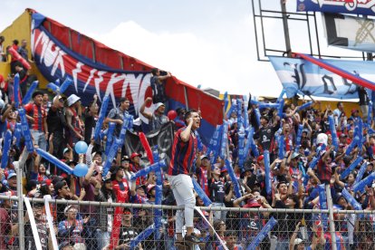 Más de 15 mil hinchas de Deportivo Quito llegaron al estadio Gonzalo Pozo para respaldar a su equipo.