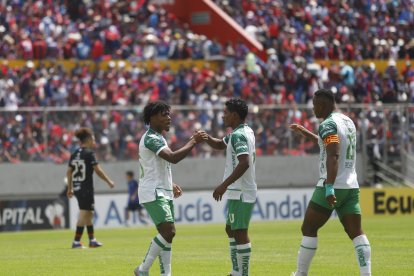 Jackson Landazury (i) marcó el gol del triunfo de la Liga de Portoviejo.