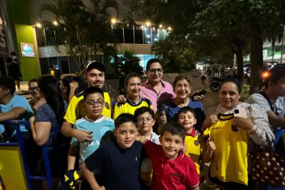 Personas de todas las edades esperaron a los jugadores para mostrarles su respaldo.