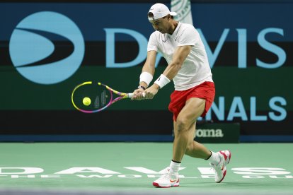 Nadal durante su entrenamiento previo al primer encuentro de individuales de este martes 19 de noviembre con España que se enfrenta a Países Bajos en la eliminatoria de cuartos de final de la Copa Davis.