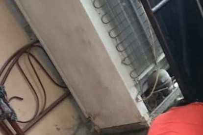 Así quedó tendido el cuerpo sin vida del agente de tránsito en el interior del restaurante.