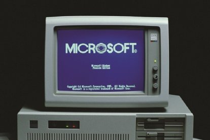 1985: Lanzamiento de Windows 1.0 por Microsoft