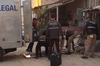 Policías arribaron al sitio para recabar indicios.