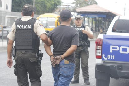 El operativo dejó personas detenidas.