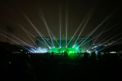 La escenografía tenía una estructura con varias plataformas.