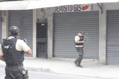 Agentes de la Policía se encuentran en el sector.