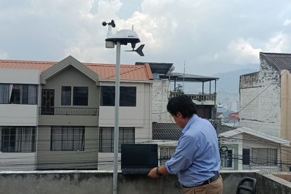 Vinicio Alvarado, de la Universidad Nacional de Loja, revisa datos sobre la contaminación del aire por los incendios.