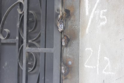 La puerta principal de acceso a la planta alta tuvo que ser reparada.