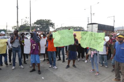 Más manifestantes en los exteriores del penal.