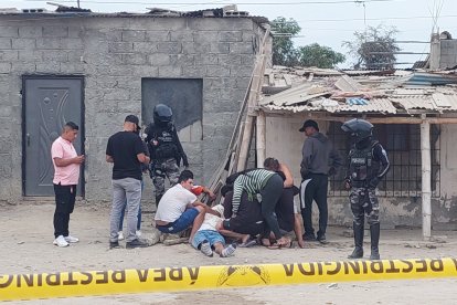 Los familiares de uno de los fallecidos llegaron al lugar.