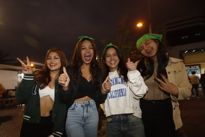 Las chicas ahorraron para comprar sus entradas al concierto.