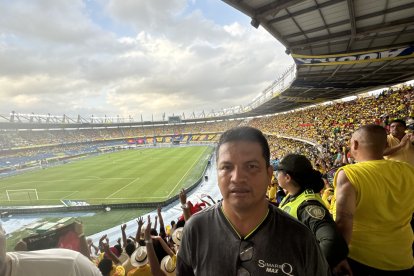 Luis Alberto Vera fue uno de los pocos ecuatorianos en medio de la “marea” de hinchas colombianos, el martes, en la localidad Sur Alta del estadio Metropolitano.