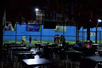 Los generadores sirven para  iluminar las canchas, pero las demás áreas se mantienen oscuras.