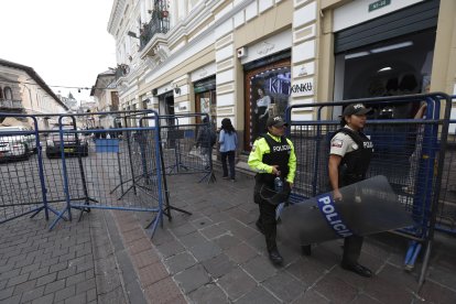 Vallas en calles del Centro Histórico de Quito.