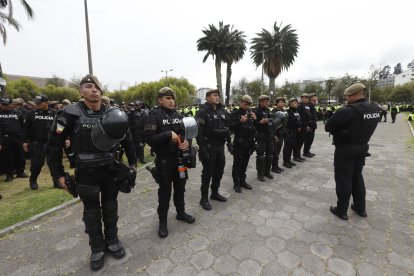 Serían al menos 1.300 policías desplegados esta tarde en Quito.