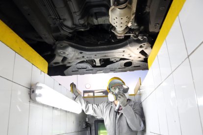 Proceso de revisión técnica vehicular en Ecuador.