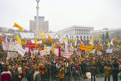 Inicio de la Revolución Naranja en Ucrania (2004)