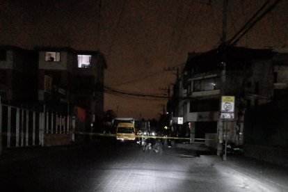 En el vehículo amarillo estaban los delincuentes cuando este se impactó con un bus.