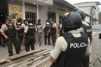 Policías estuvieron presentes para recabar información.