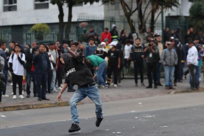 Hubo manifestantes que usaron piedras para repeler también a los policías.