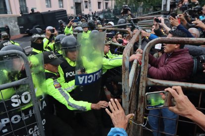 Los protestantes intentaron pasar el cerco policial.