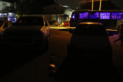 En los exteriores del hospital, los cuidacarros hacen la ‘platota’ debido a la falta de parqueos.