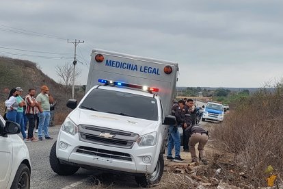 A unos tres metros del cadáver, los agentes hallaron un arma cortante.
