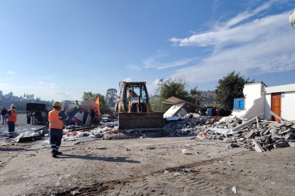 Un tráiler y un vehículo chocaron con una vivienda donde dormían cinco integrantes.