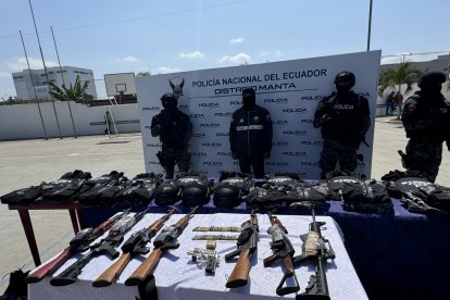 Los agentes dieron con una casa, en el barrio La Paz, donde encontraron  armas, chalecos, botas, cascos y municiones de alto calibre.