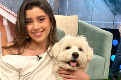 Luciana Guschmer adoptó a un perrito y lo llamó Camilo.