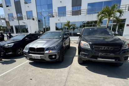 En las acciones desplegadas tras el doble crimen, los agentes localizaron unos vehículos.