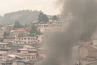 El fuego amenazaba con seguir destrozando más predios.