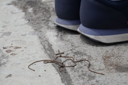 En el sitio había un crucifijo.