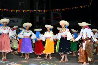 Por las festividades de cantonización, la ciudadanía disfrutó de presencias de grupos de danzas.