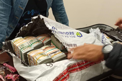 Mujeres fueron capturadas con dos millones de dólares.