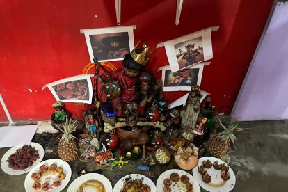 Un altar de la Santa Muerte fue encontrado en el lugar.