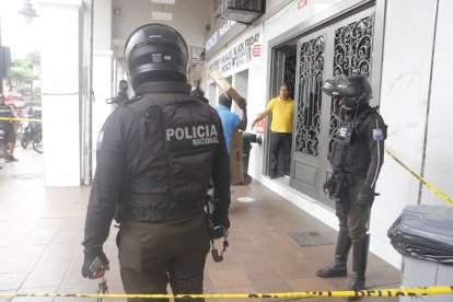 Policías llegaron a la Bahía para revisar el caso.