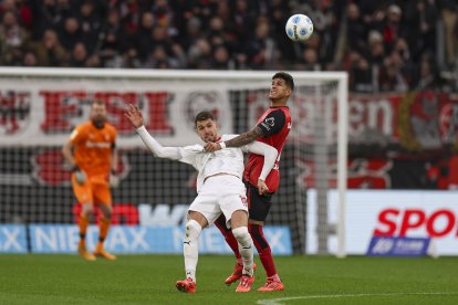 Marvin Pieringer de Heidenheim (i) es marcado por el defensor ecuatoriano Piero Hincapie de Bayer Leverkusen en el duelo por la Bundesliga