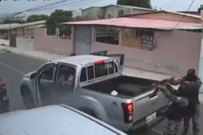 Los criminales llegaron armados y vestidos como policías.