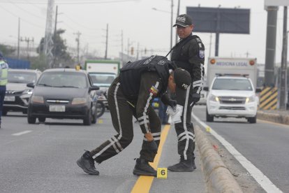 Policías investigan el hecho criminal.