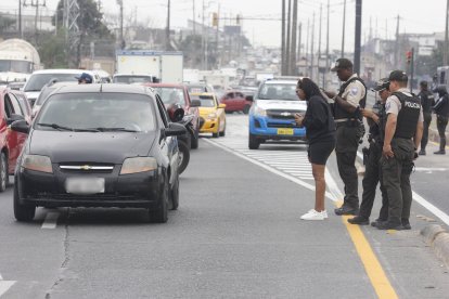 Una mujer que habría acompañado al hombre estaba conmocionada.
