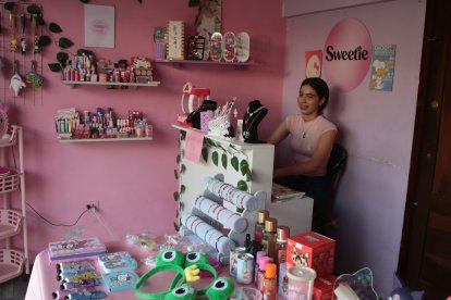 Dayana Cornejo aprovecha la luz del día para vender sus productos.