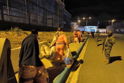 Reclusos fueron trasladados desde Cotopaxi hasta Ambato.