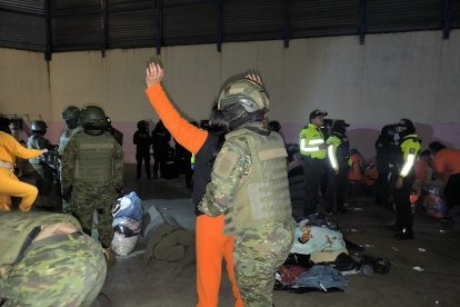 1.200 reclusos fueron trasladados a Ambato.