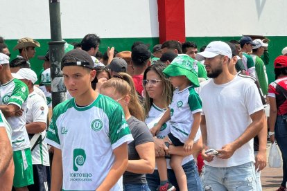 La hinchada de Liga de Portoviejo para el juego con Deportivo Quito.