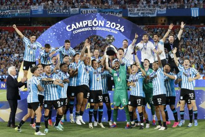 Jugadores de Racing celebran con el trofeo de la Copa Sudamericana tras vencer Cruzeiro.