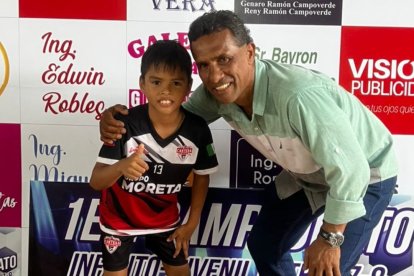 Washington Vera Vázquez, uno de los integrantes de la escuela, junto al profesor Víctor Araujo.