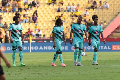 Jugadores de Cumbayá salieron con evidente tristeza tras la goleada por Barcelona en el Momumental