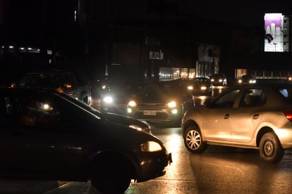 En las noches, el caos vehicular se incrementa por los apagones en ciertas arterias de Guayaquil.